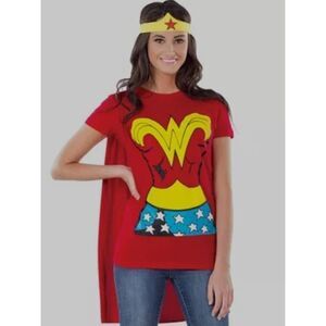 NWOT Wonder Woman Women's T-Shirt with Cape Adult Costume Superhero Cosplay - Si